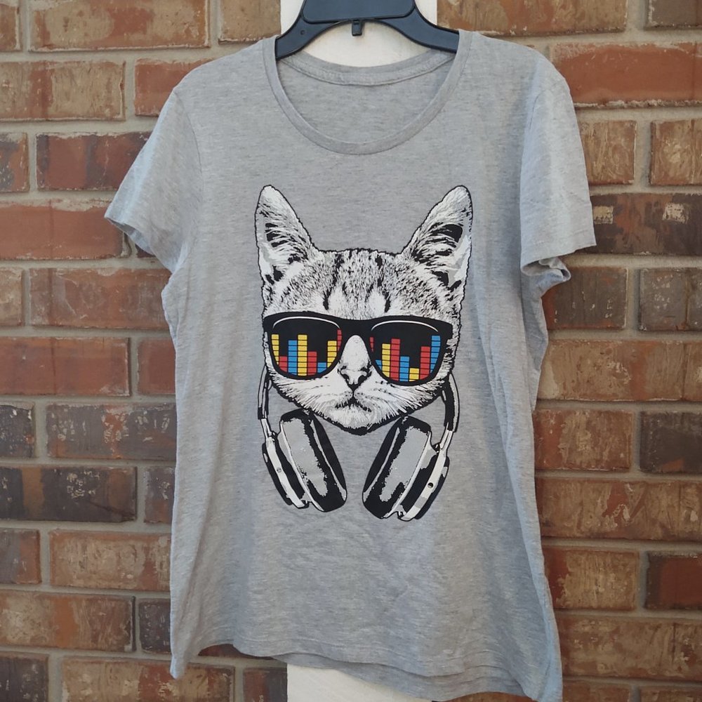 Gray Cat W/ Headphones T-Shirt Size M